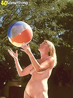 Older housewife pumps her pussy