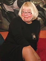 Big mature madame playing with her pussy