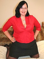 Big breasted mama shakes her big booty