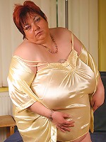 Chubby mature slut Malinka gets naughty