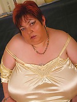 Chubby mature slut Malinka gets naughty