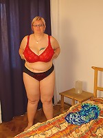 Huge breasted mature slut playing on her bed