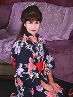 Muscular MILF Andie from AllOver30 spreads her pussy asian style