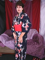 Muscular MILF Andie from AllOver30 spreads her pussy asian style