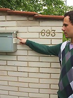 He returns her cell phone and she gives him access to her old pussy in exchange for his kindness